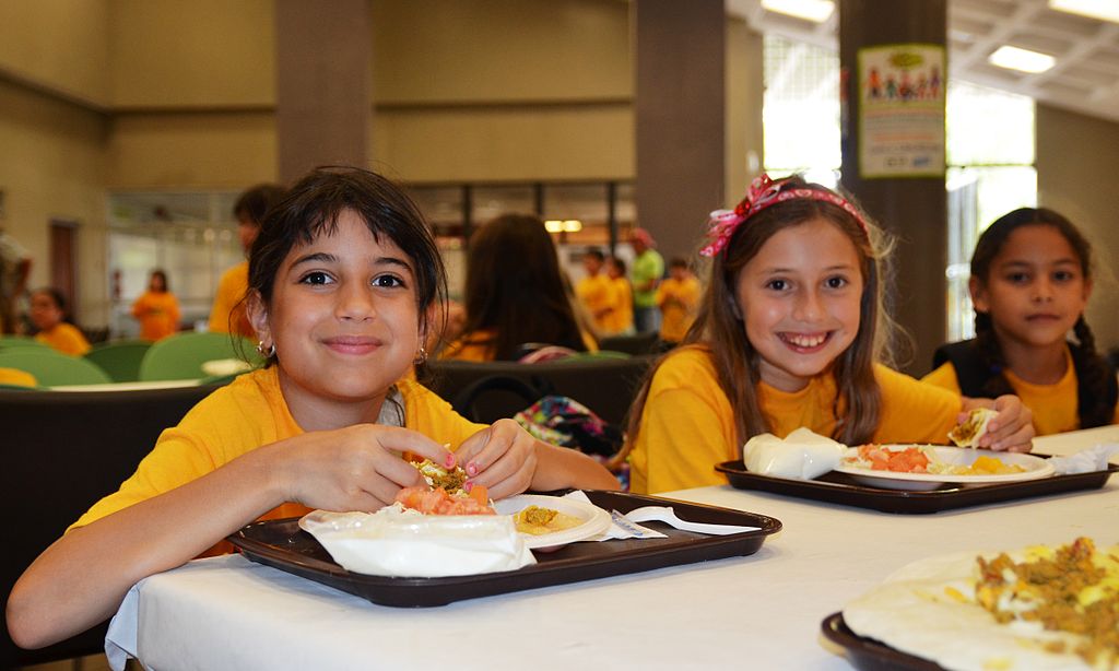 1024px-Summer_kids_eat_lunch_-_Flickr_-_USDAgov