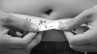 Belly-and-tape-measure-photo